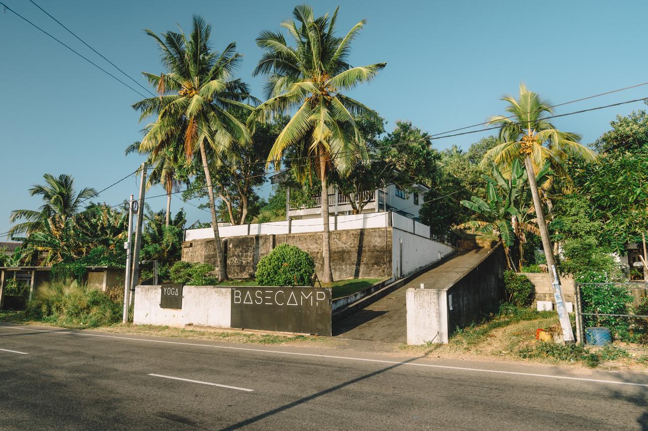 Basecamp Yoga Beach House Weligama Esterno foto