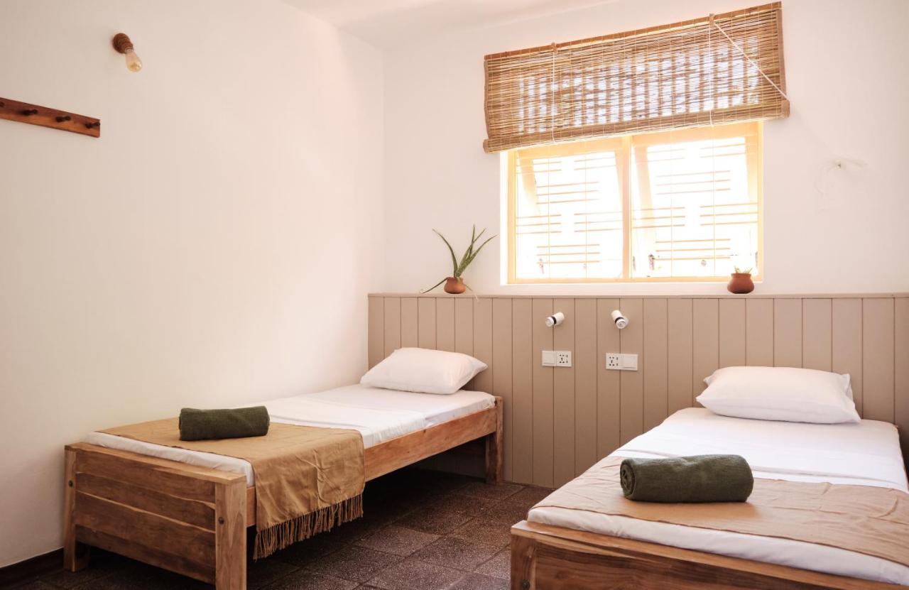 Basecamp Yoga Beach House Weligama Esterno foto