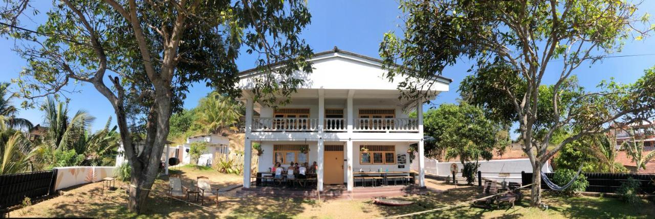 Basecamp Yoga Beach House Weligama Esterno foto
