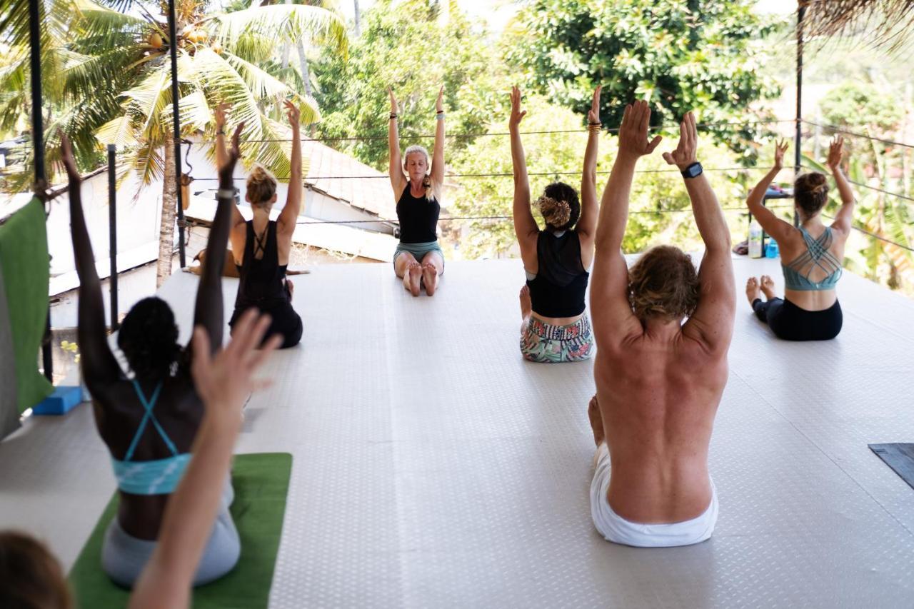 Basecamp Yoga Beach House Weligama Esterno foto