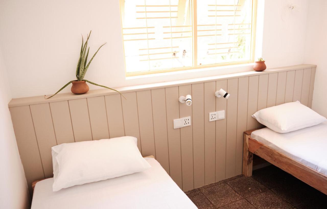 Basecamp Yoga Beach House Weligama Esterno foto